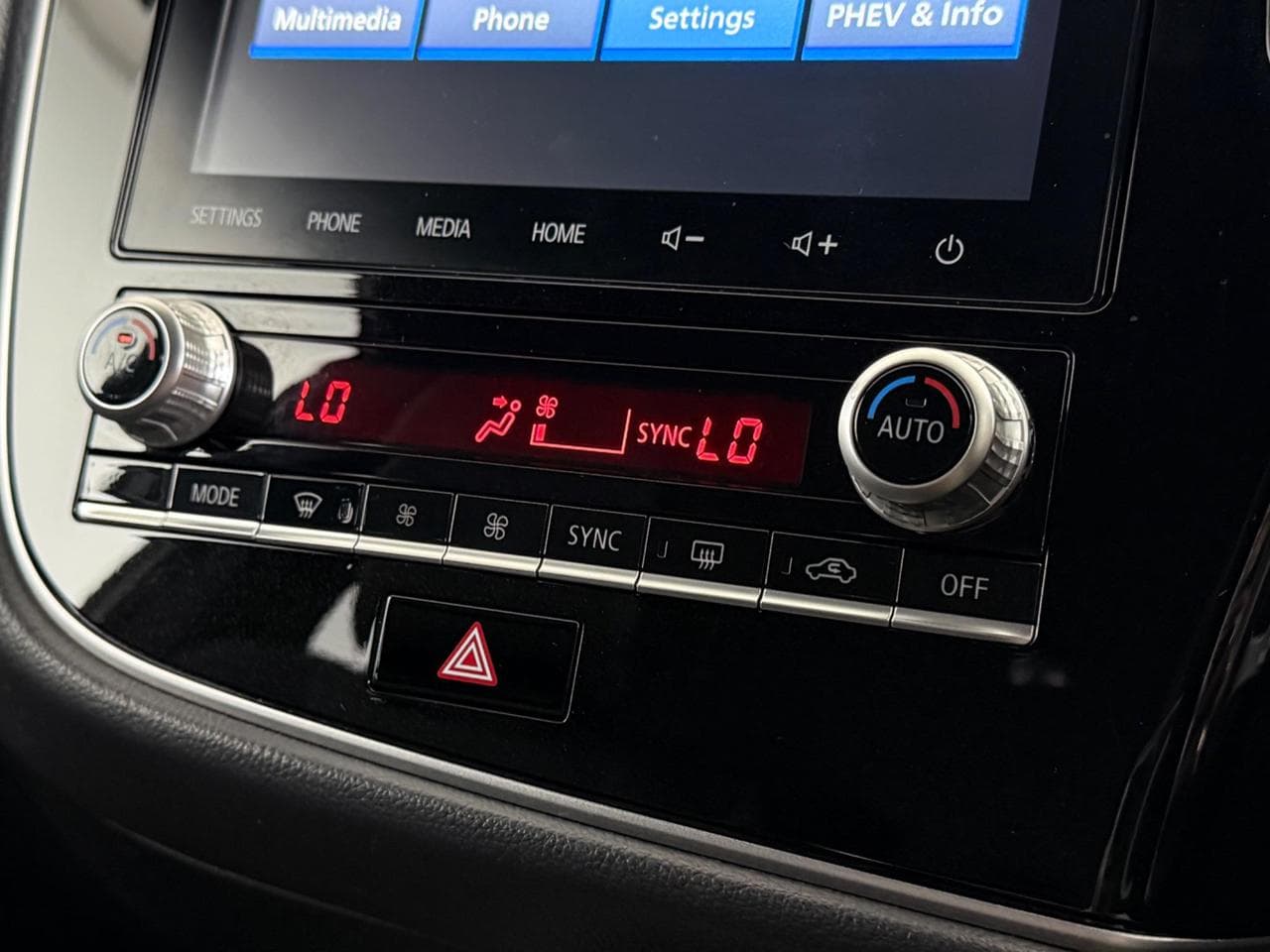 Mitsubishi Outlander thumbnail Infotainment System