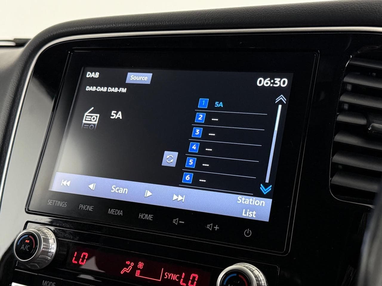 Mitsubishi Outlander thumbnail Infotainment System