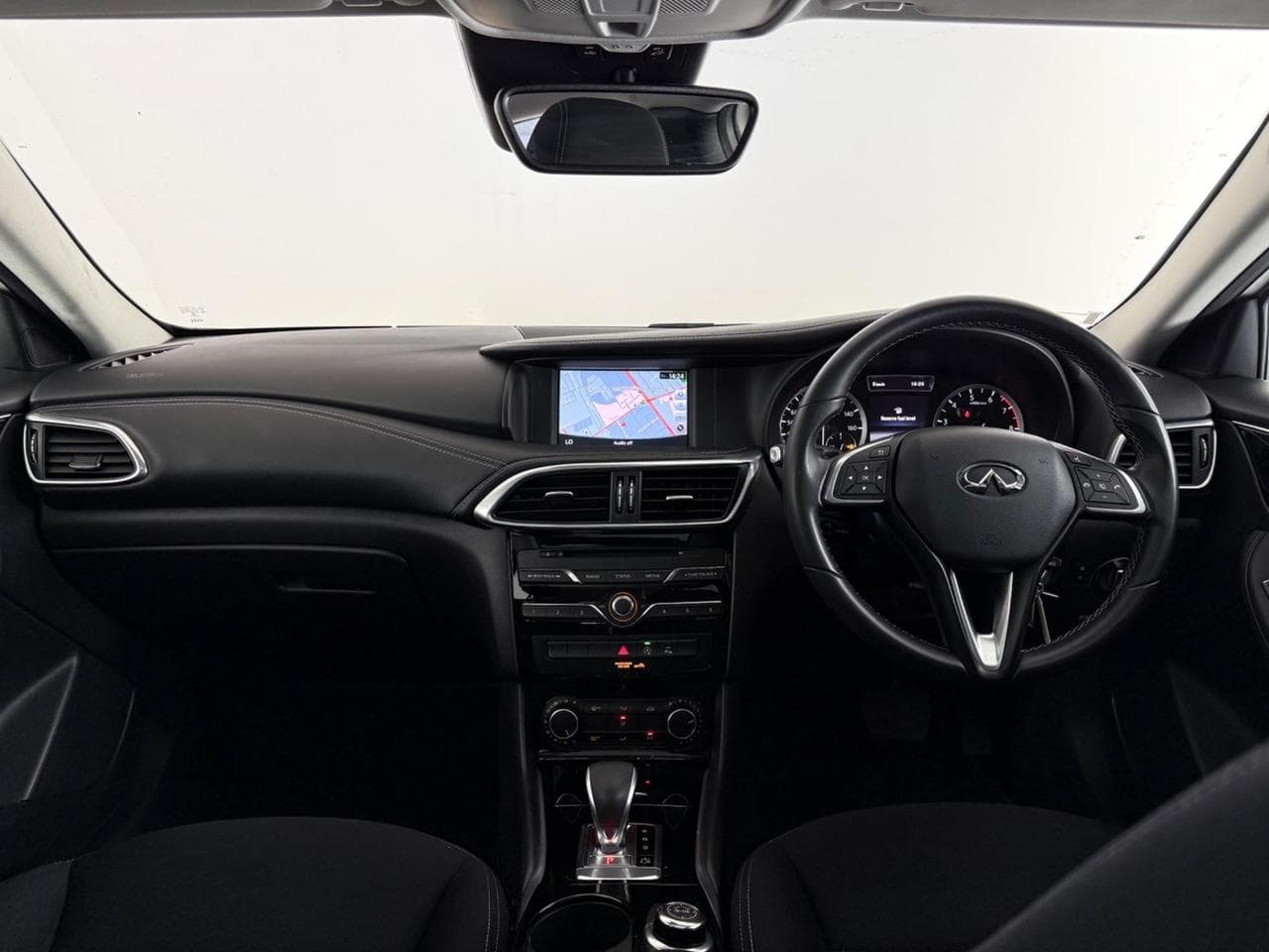 INFINITI Q30 thumbnail Interior Front
