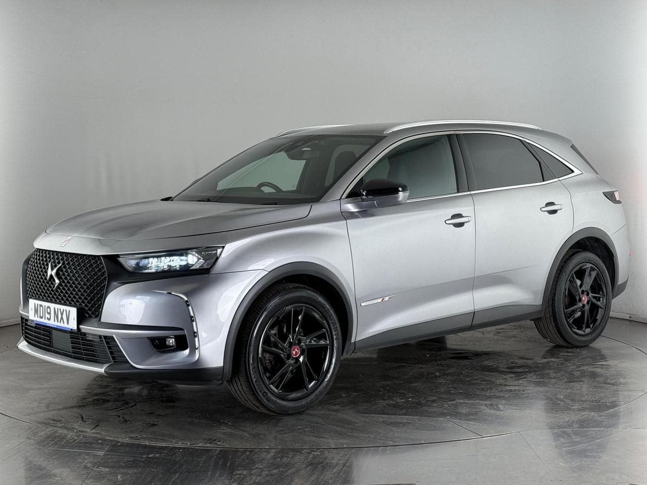 DS 7 Crossback thumbnail Front Left
