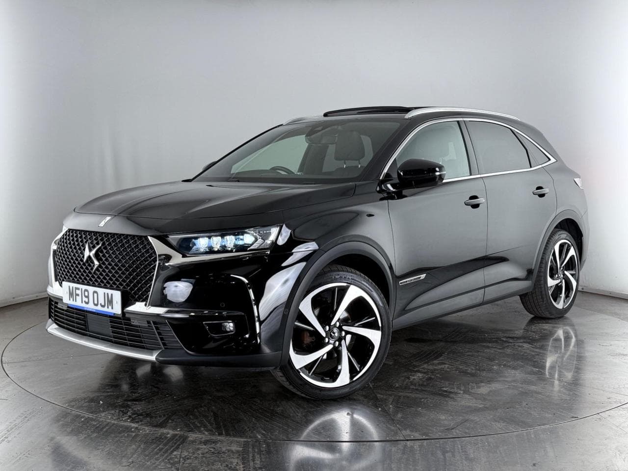 DS 7 Crossback thumbnail Front Left