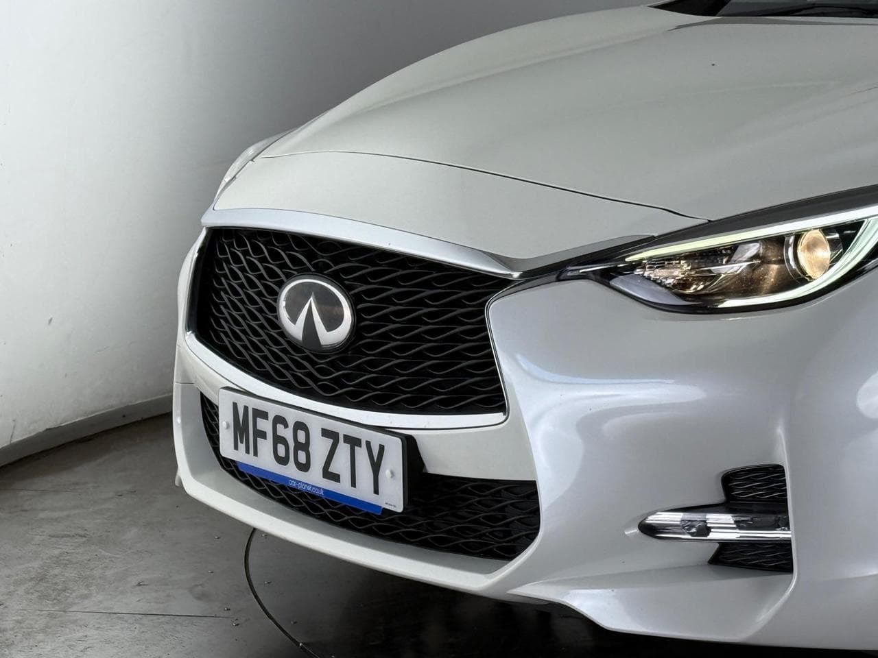 INFINITI Q30 thumbnail Lights Front