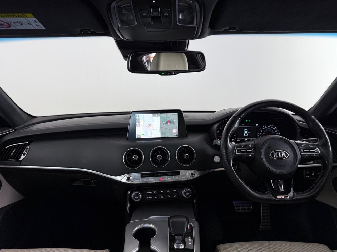 Kia Stinger thumbnail Interior Front