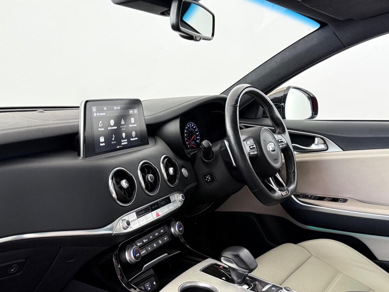 Kia Stinger thumbnail Interior Front