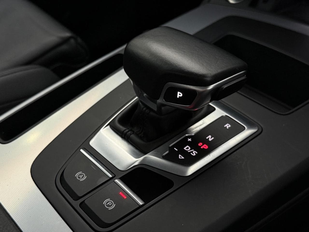 AUDI Q5 thumbnail Interior Front