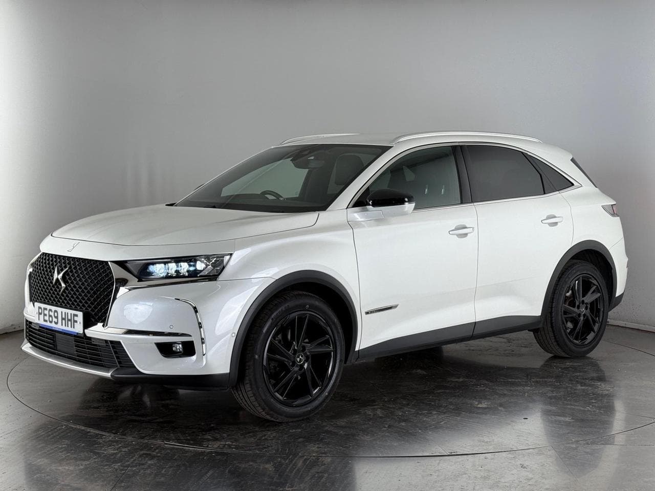 DS 7 Crossback thumbnail Front Left