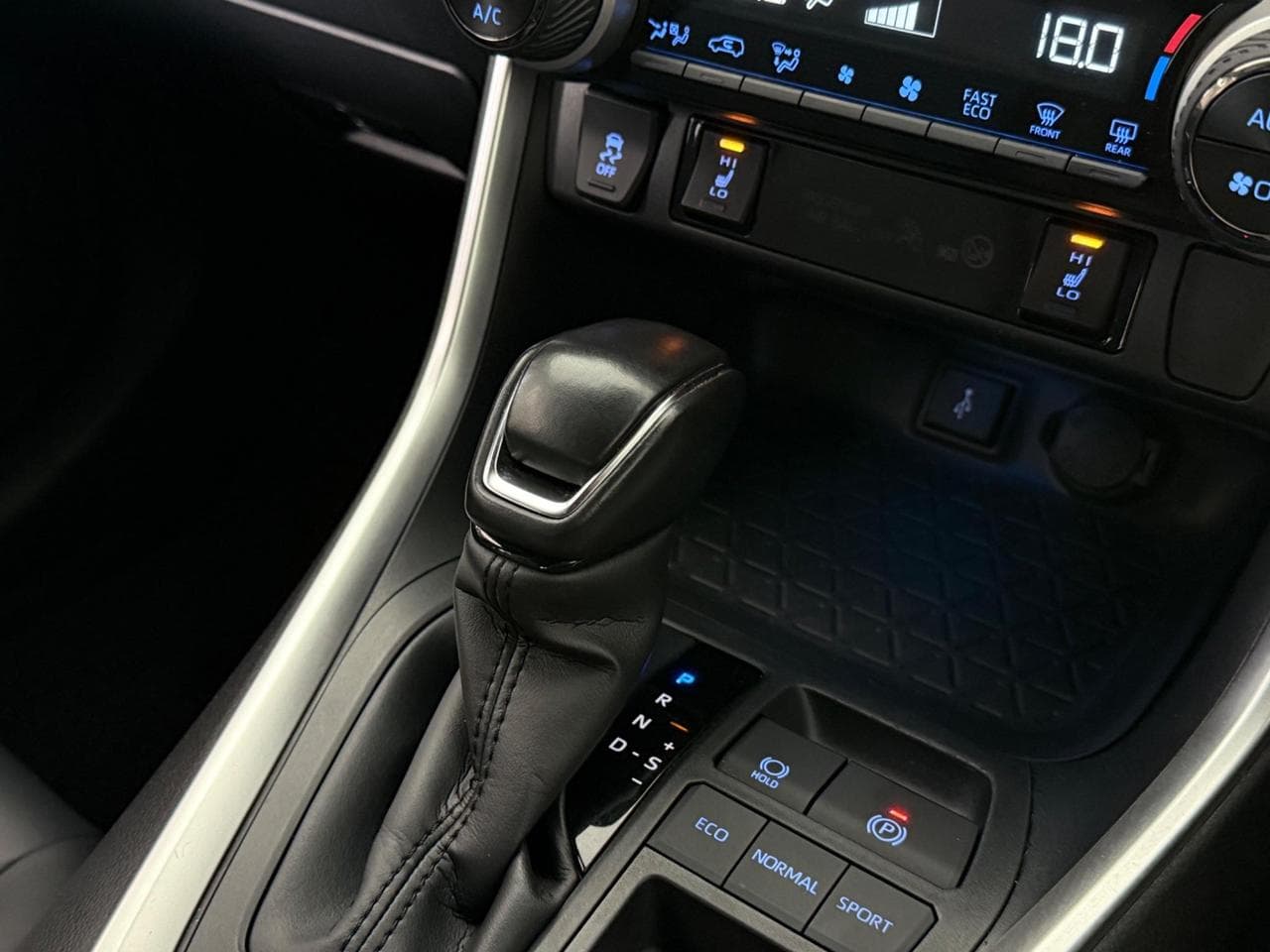 TOYOTA RAV4 thumbnail Interior Front