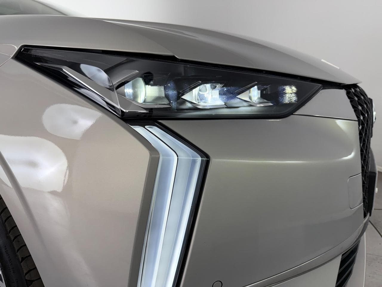 DS 4 thumbnail Lights Front