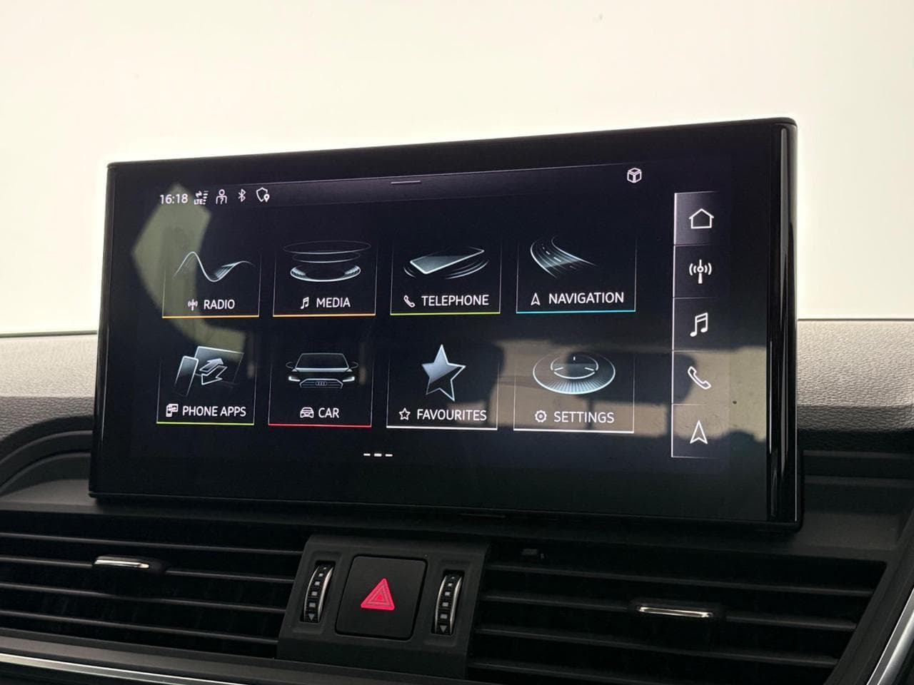 AUDI Q5 thumbnail Infotainment System