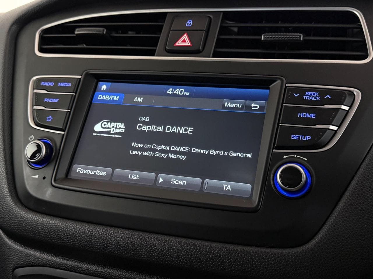 HYUNDAI i20 thumbnail Infotainment System