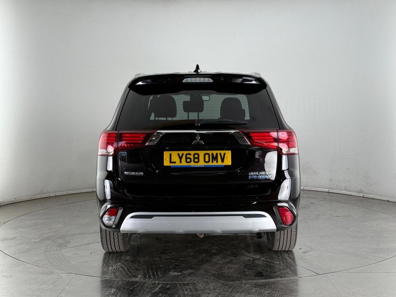 MITSUBISHI OUTLANDER thumbnail Rear