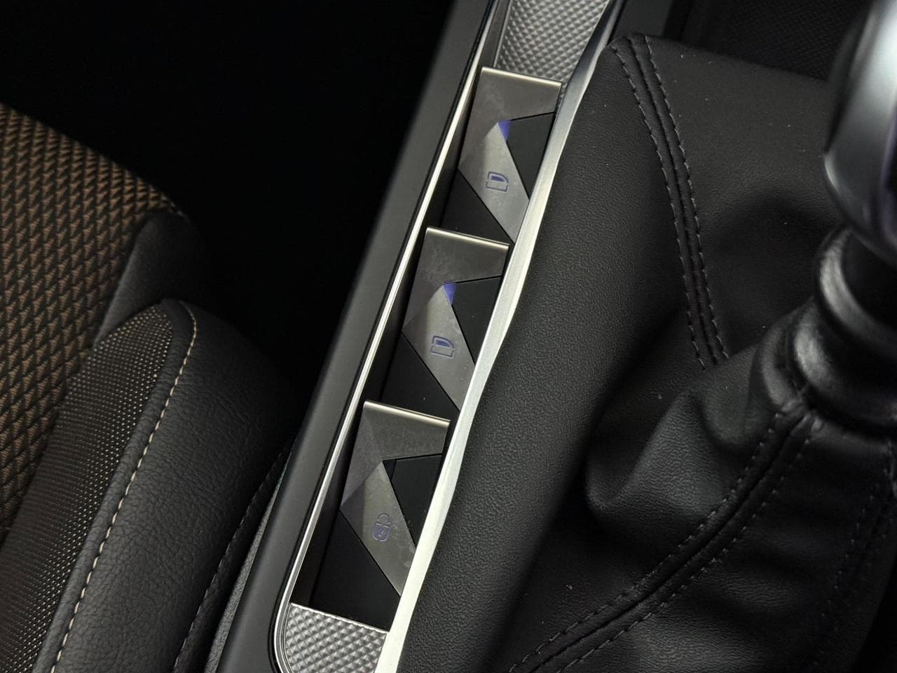 DS 3 Crossback thumbnail Misc Controls