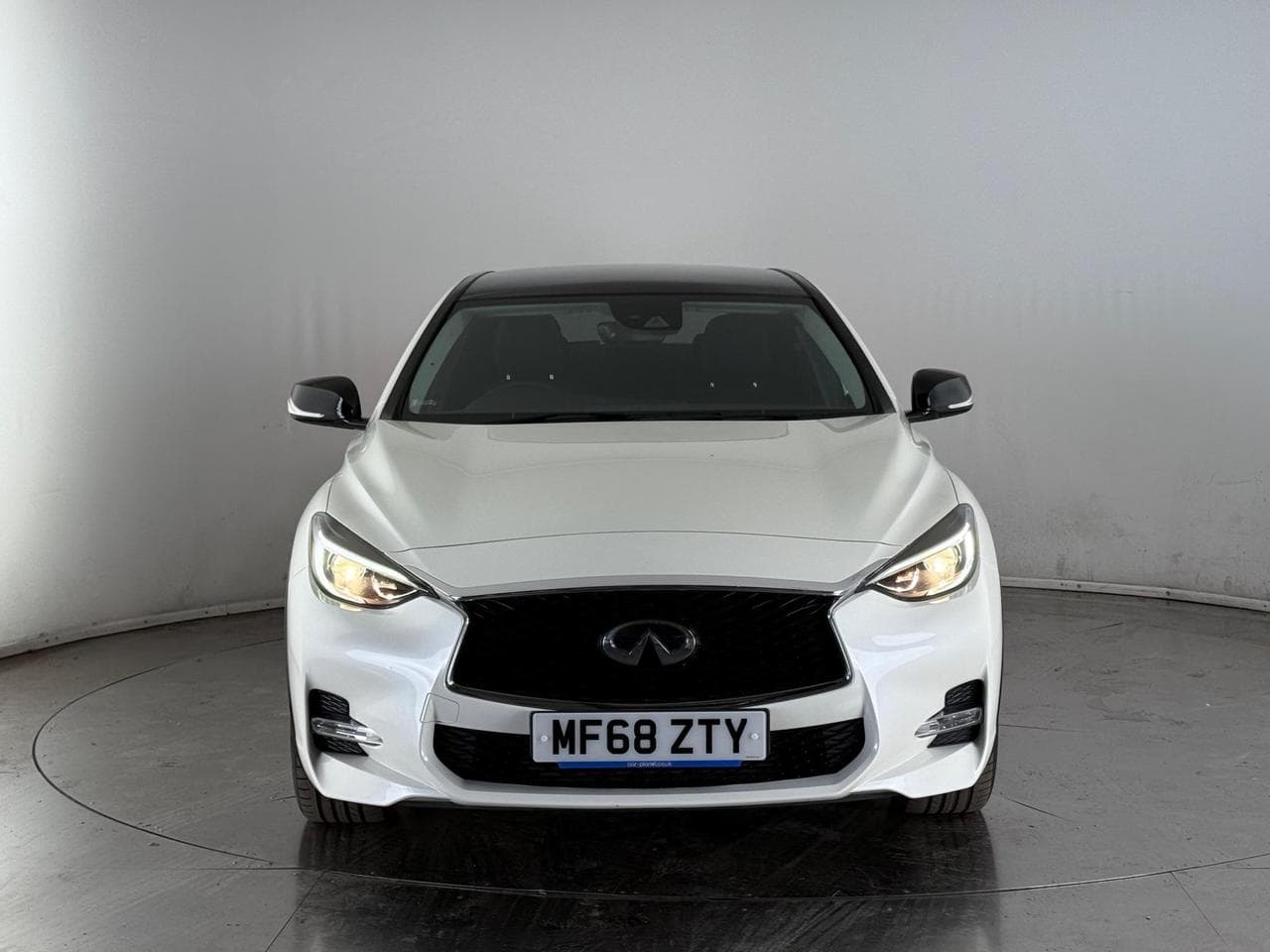 INFINITI Q30 thumbnail Front