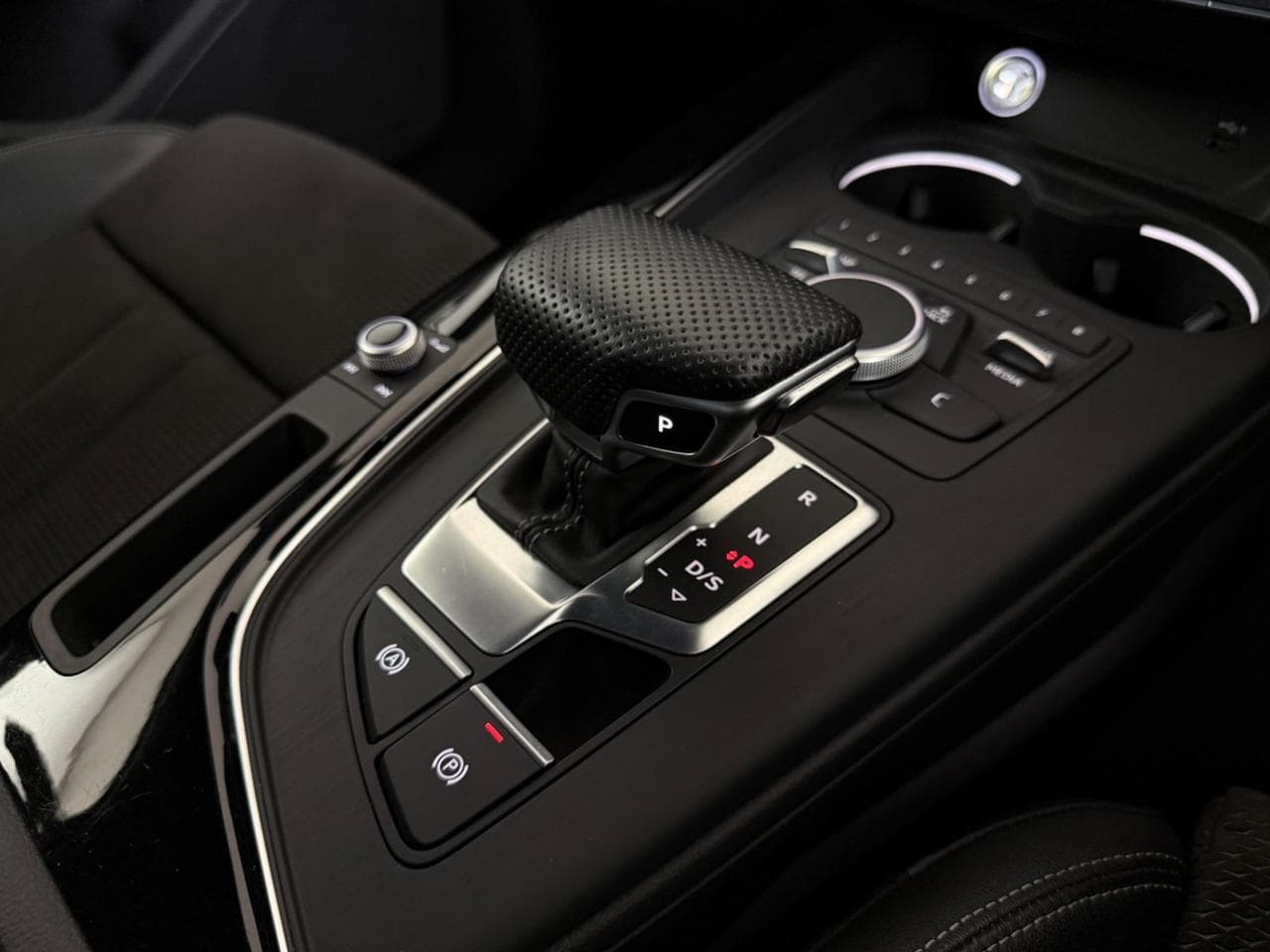 AUDI A4 thumbnail Interior Front