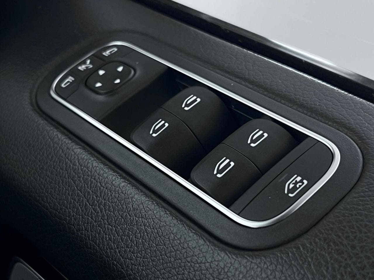 MERCEDES-BENZ G-Class thumbnail Misc Controls