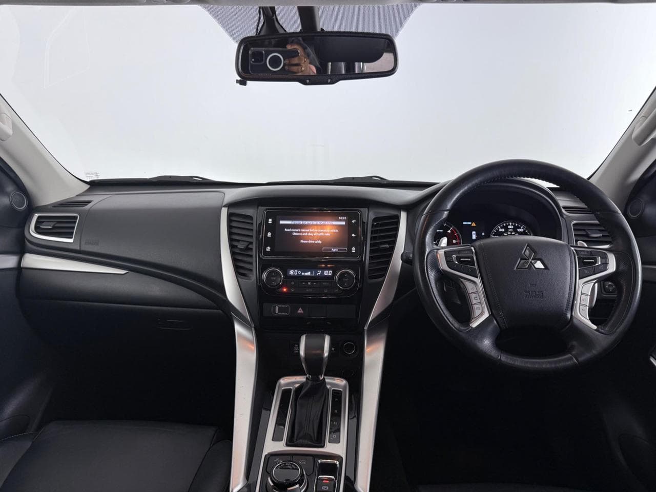 MITSUBISHI Shogun Sport thumbnail Interior Front