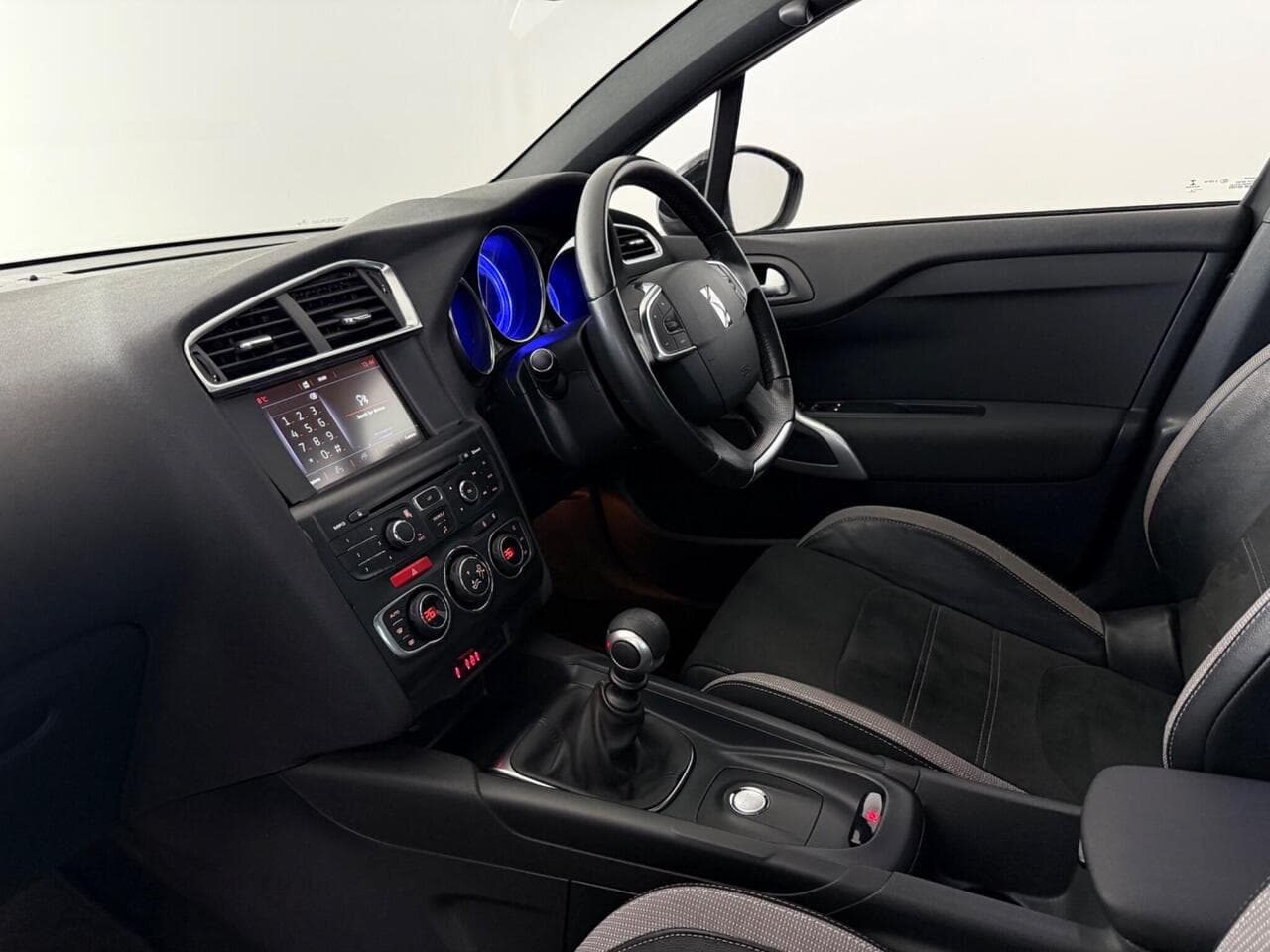 DS 4 thumbnail Interior Front