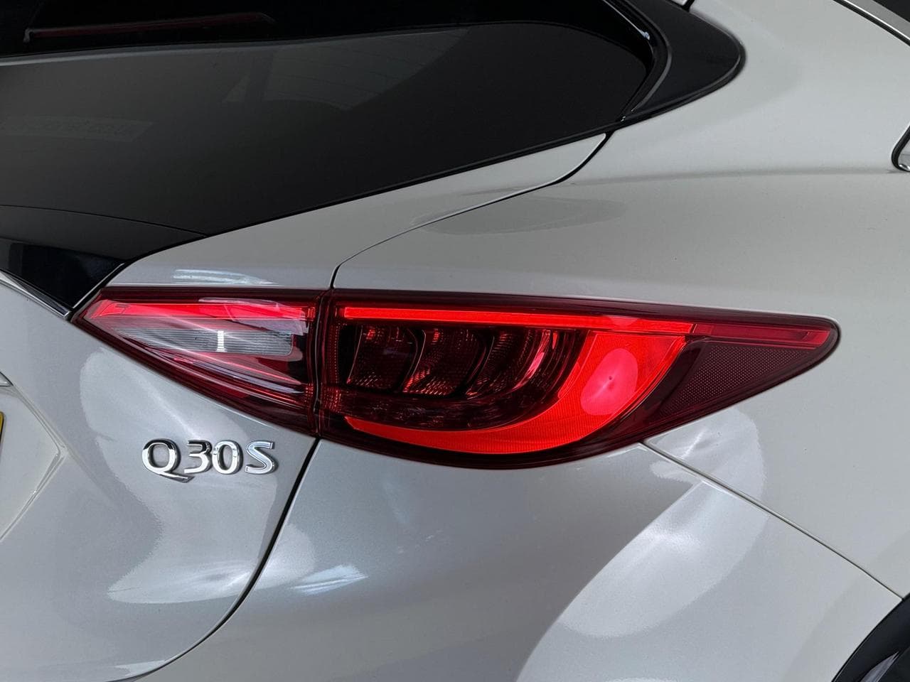 INFINITI Q30 thumbnail Lights Rear