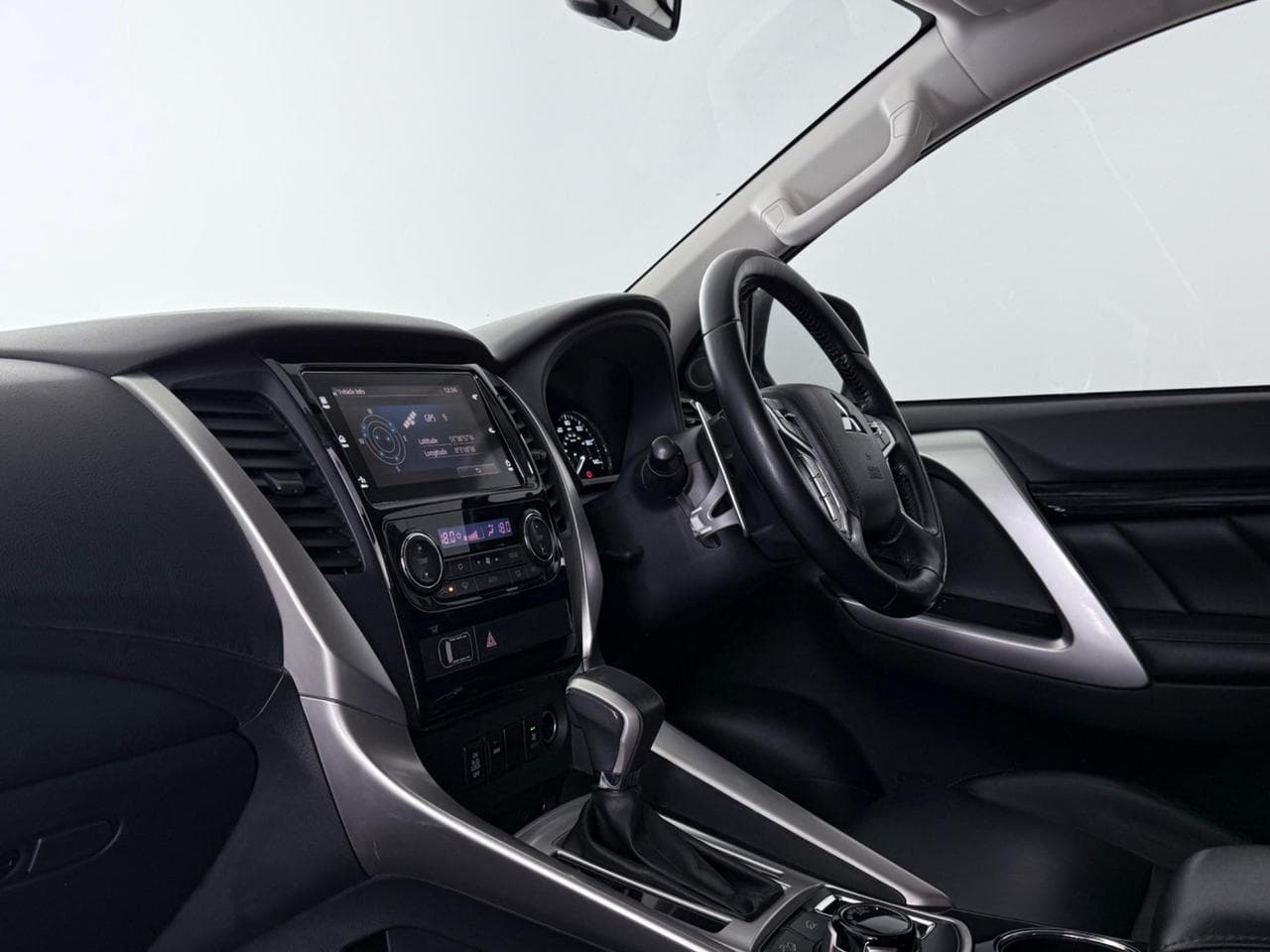 MITSUBISHI Shogun Sport thumbnail Interior Front
