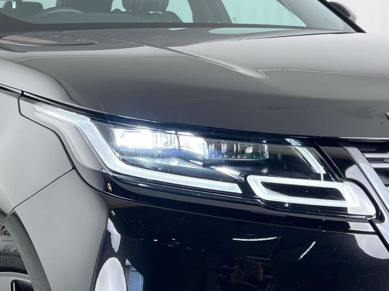 LAND ROVER Range Rover Velar thumbnail Lights Front