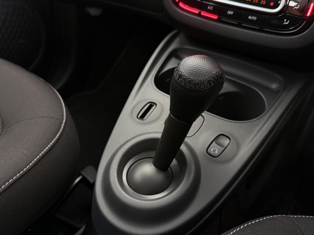 SMART forfour thumbnail Interior Front