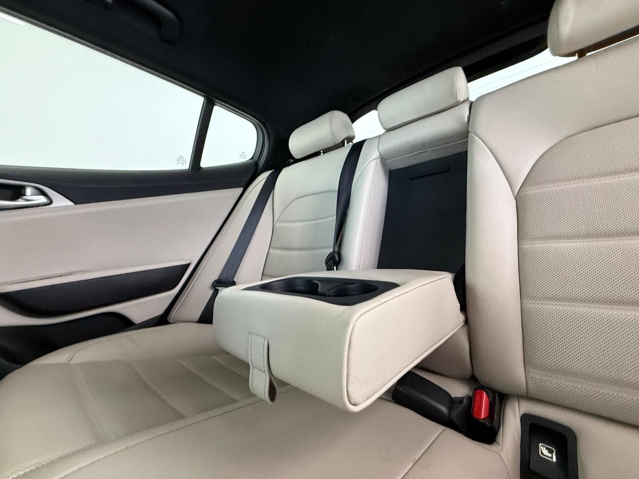 Kia Stinger thumbnail Seats Rear
