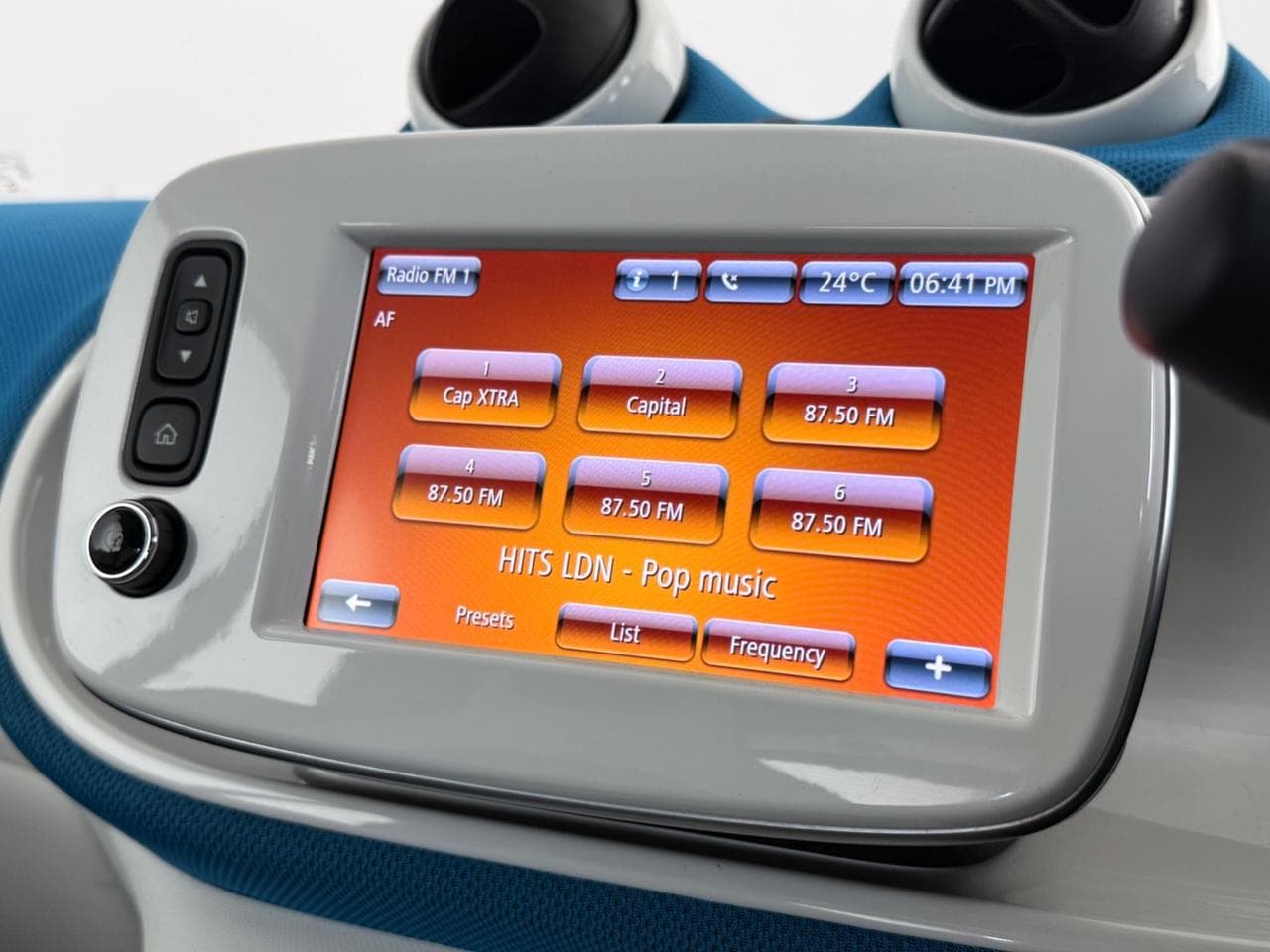 SMART fortwo thumbnail Infotainment System