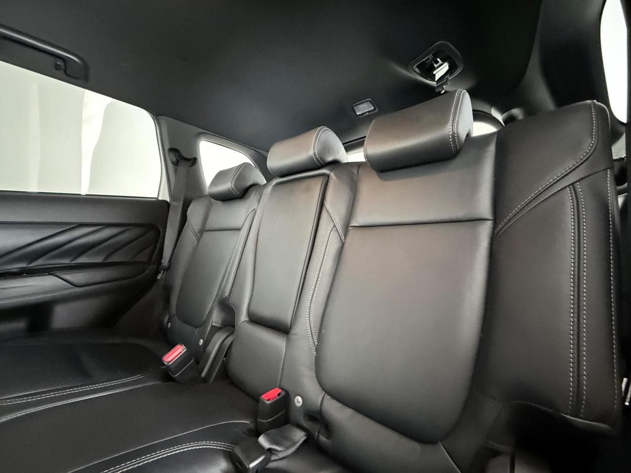Mitsubishi Outlander thumbnail Seats Rear