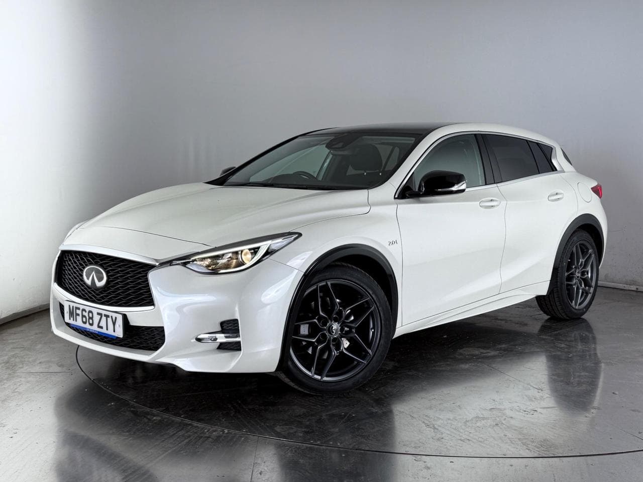 INFINITI Q30 thumbnail Front Left