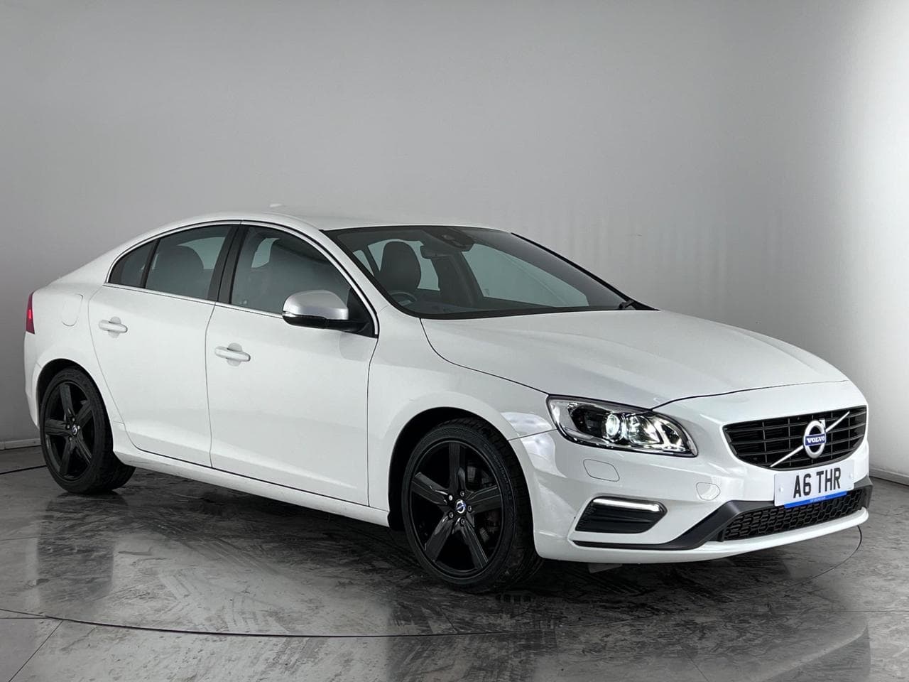 VOLVO S60 - VOLVO S60 2.0 D4 R-Design Lux Nav Auto Euro 6 (s/s) 4dr