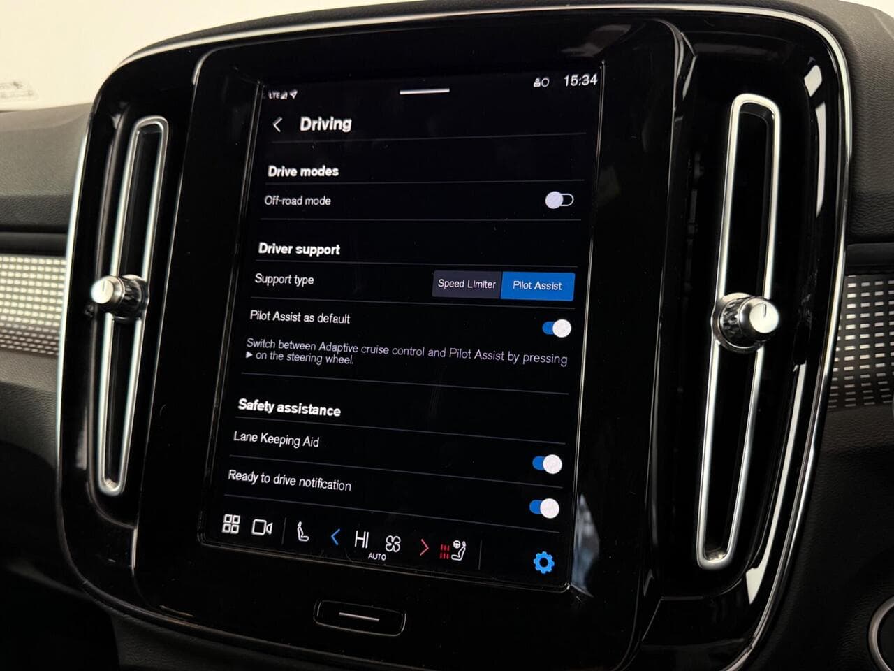 VOLVO XC40 thumbnail Infotainment System