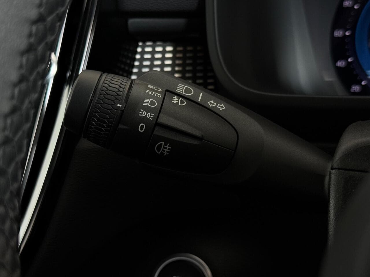 VOLVO XC40 thumbnail Misc Controls