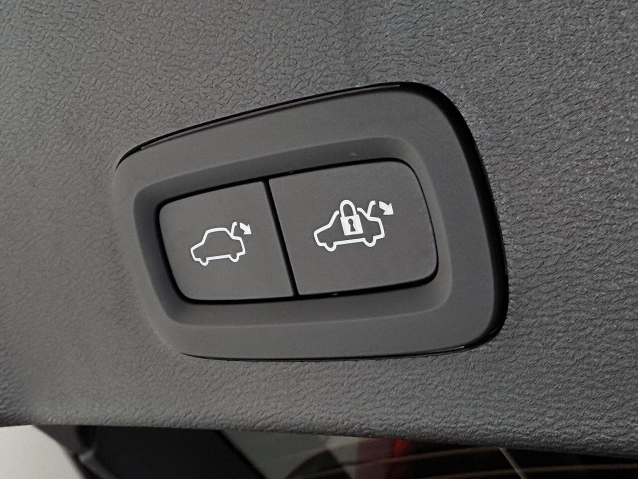 VOLVO XC40 thumbnail Misc Controls