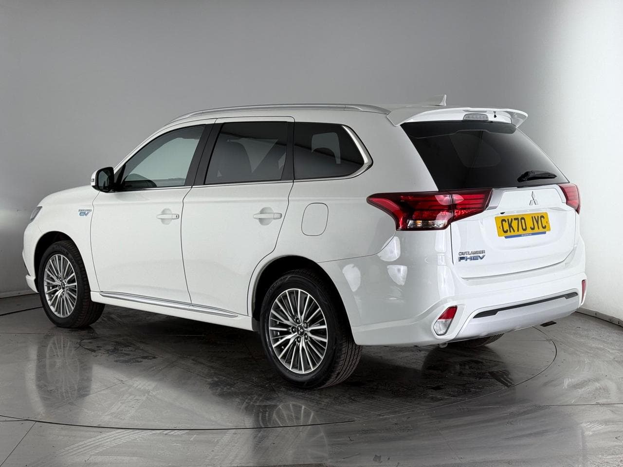 Mitsubishi Outlander thumbnail Rear Left