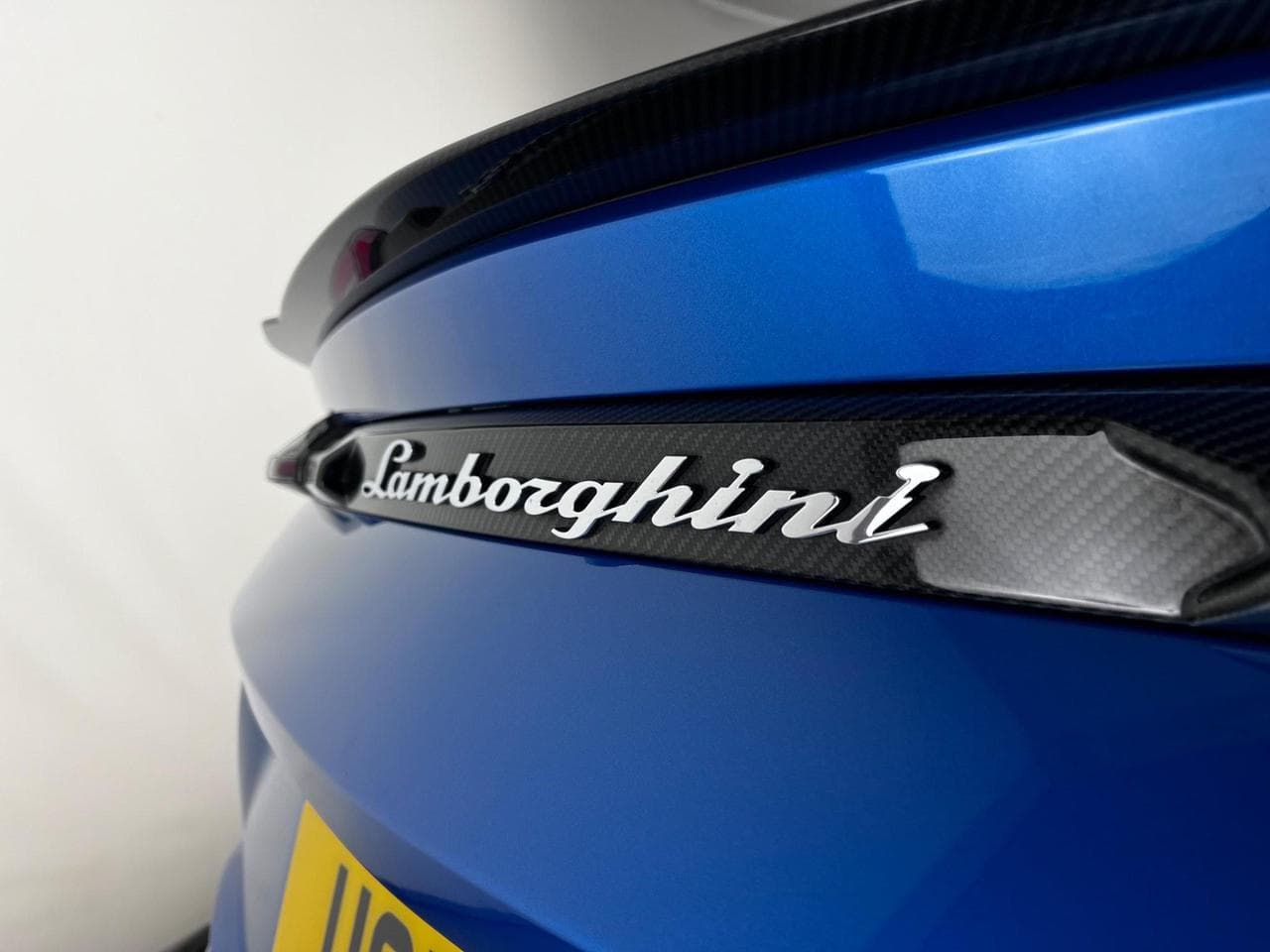 LAMBORGHINI Urus thumbnail Image 18