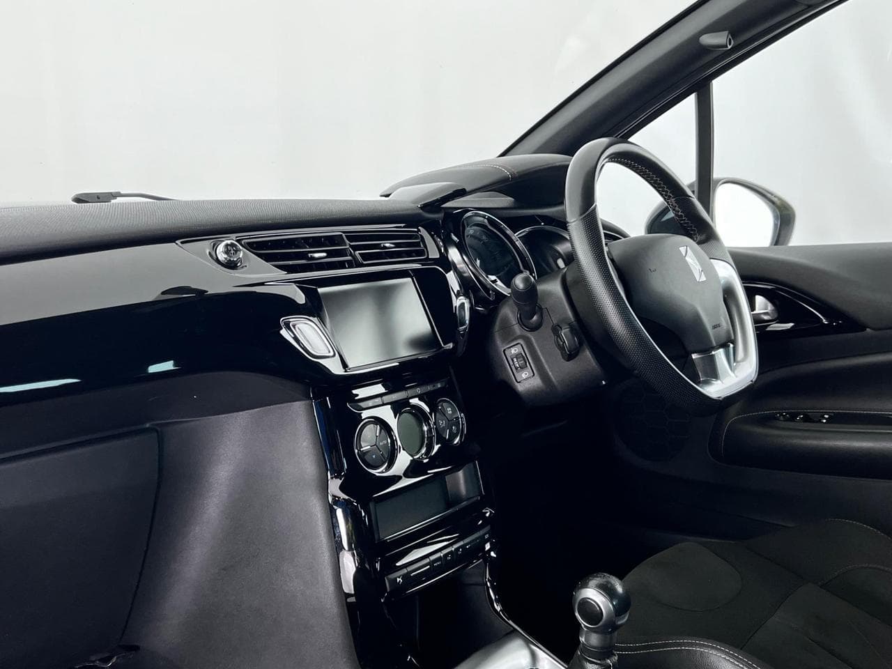 DS 3 thumbnail Interior Front