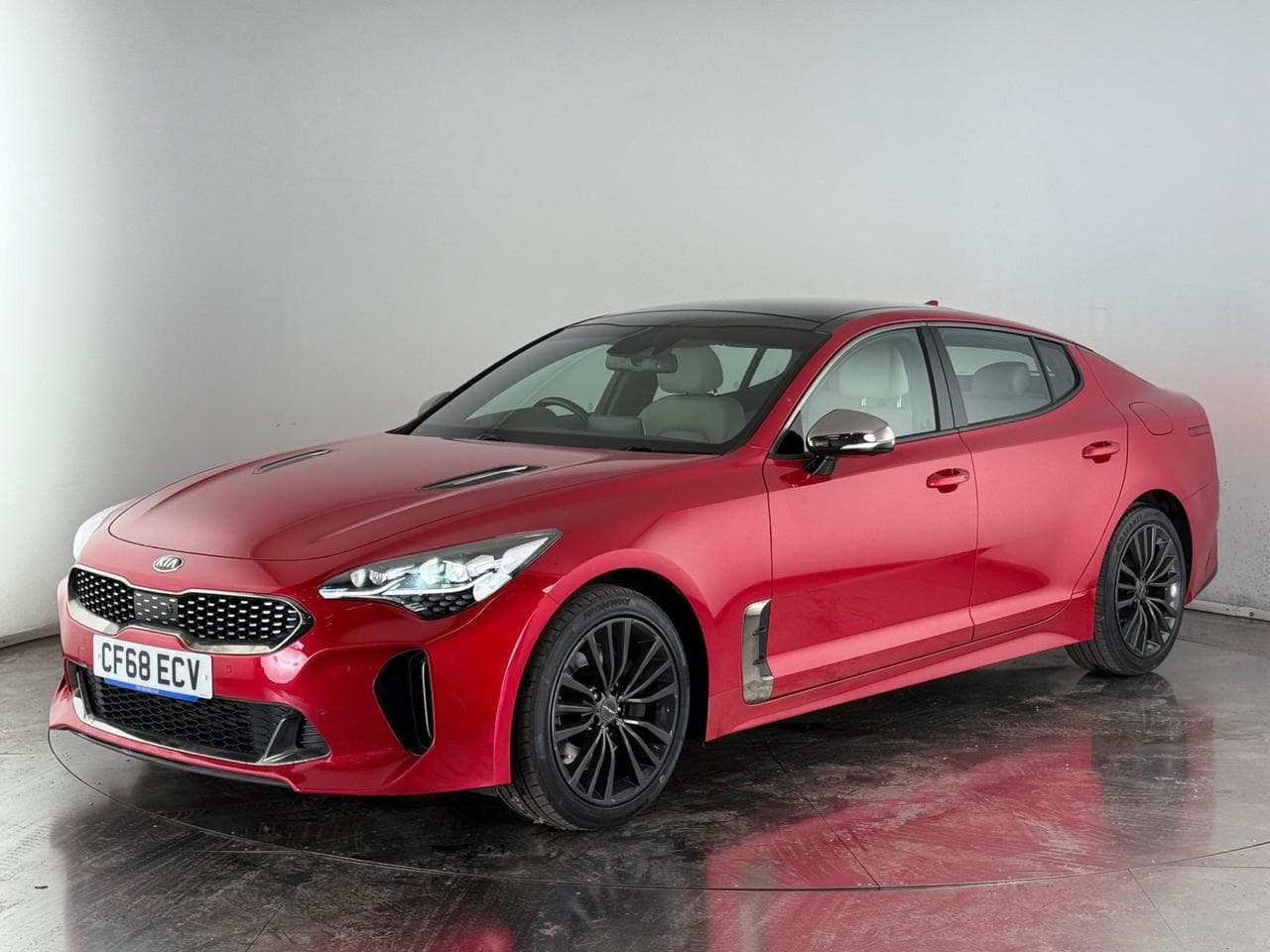 Kia Stinger thumbnail Front Left
