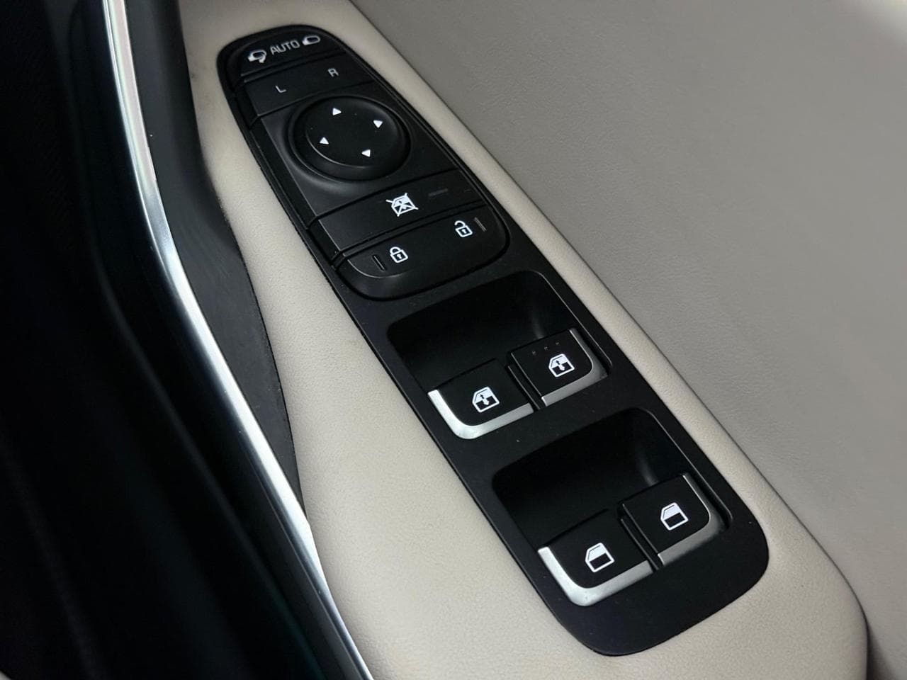 Kia Stinger thumbnail Misc Controls
