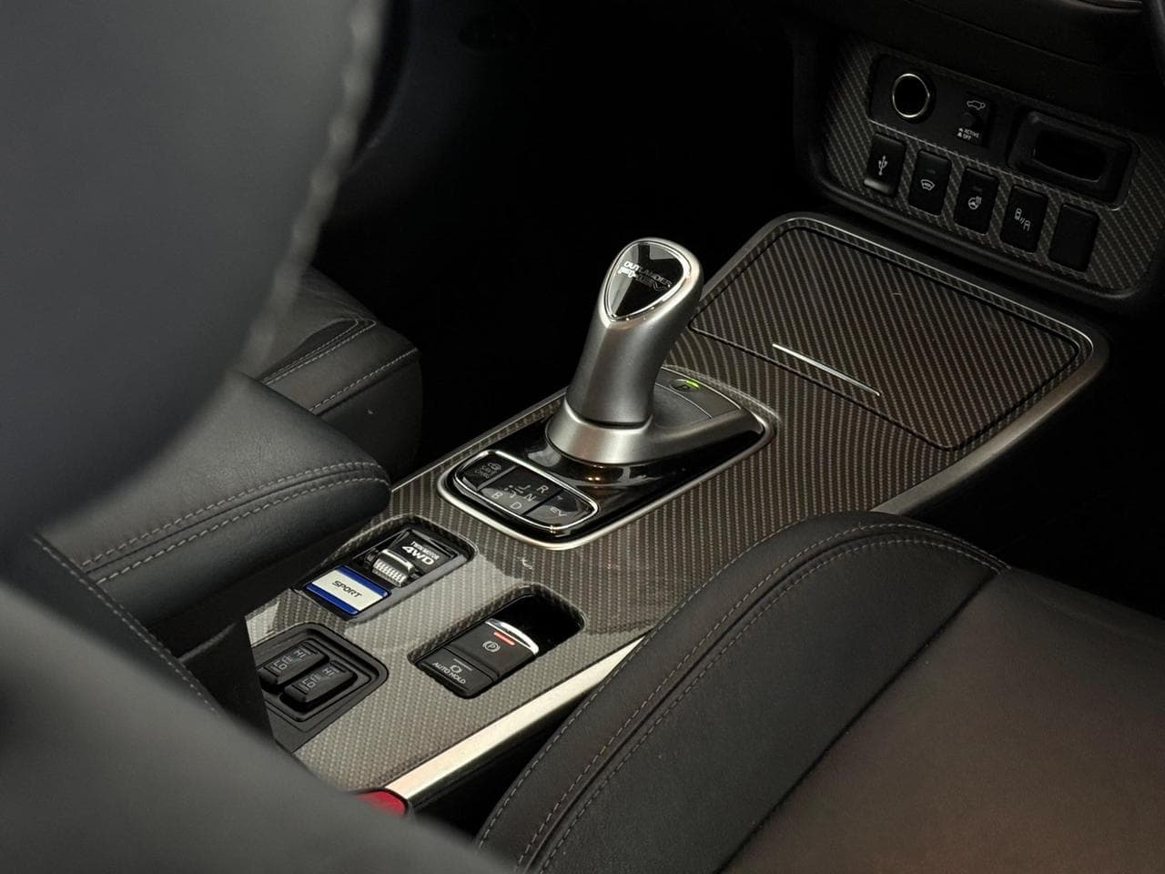 MITSUBISHI OUTLANDER thumbnail Interior Front