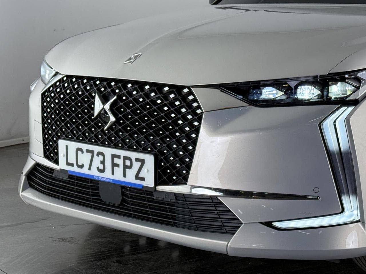 DS 4 thumbnail Lights Front