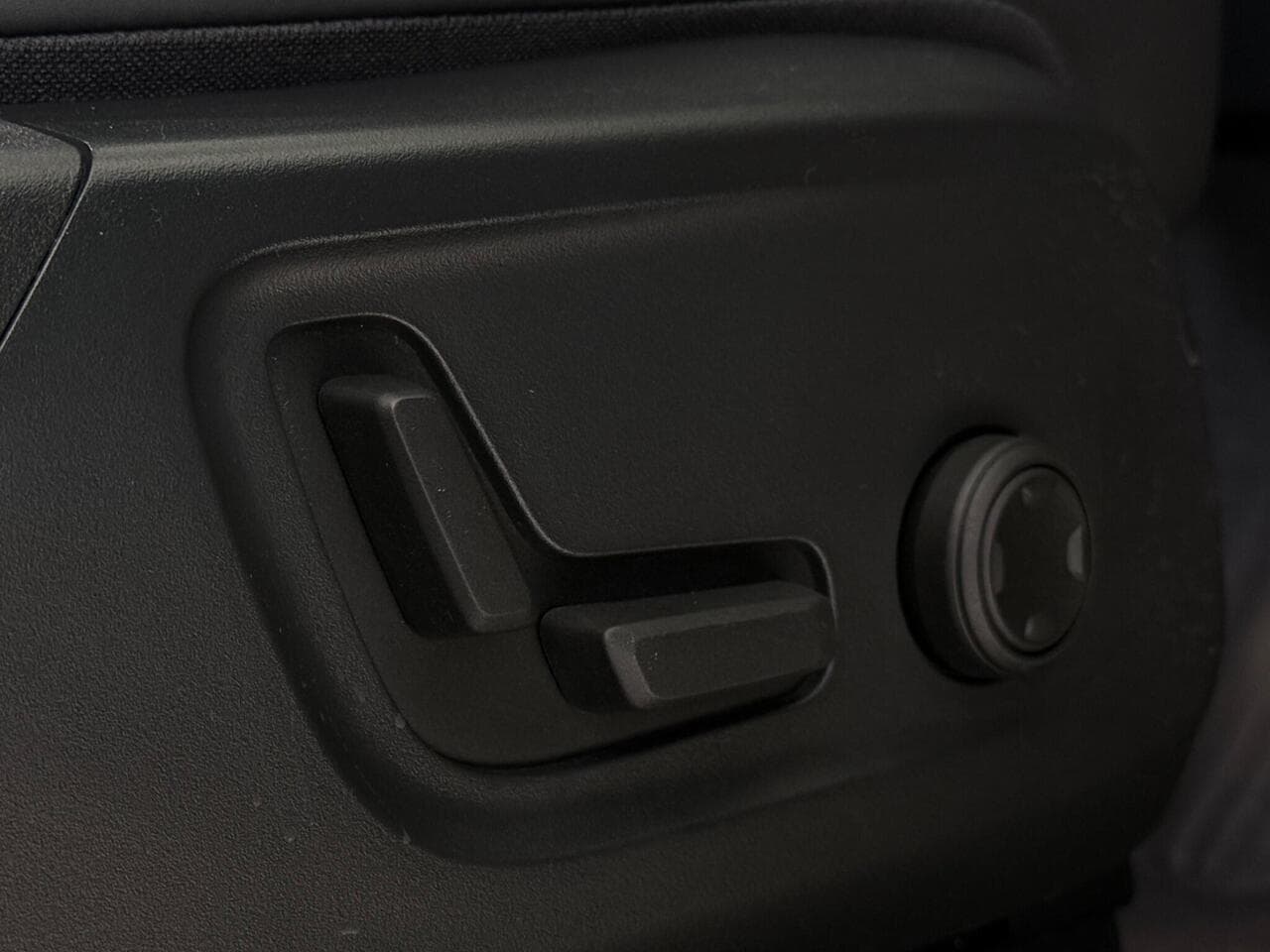 VOLVO XC40 thumbnail Misc Controls