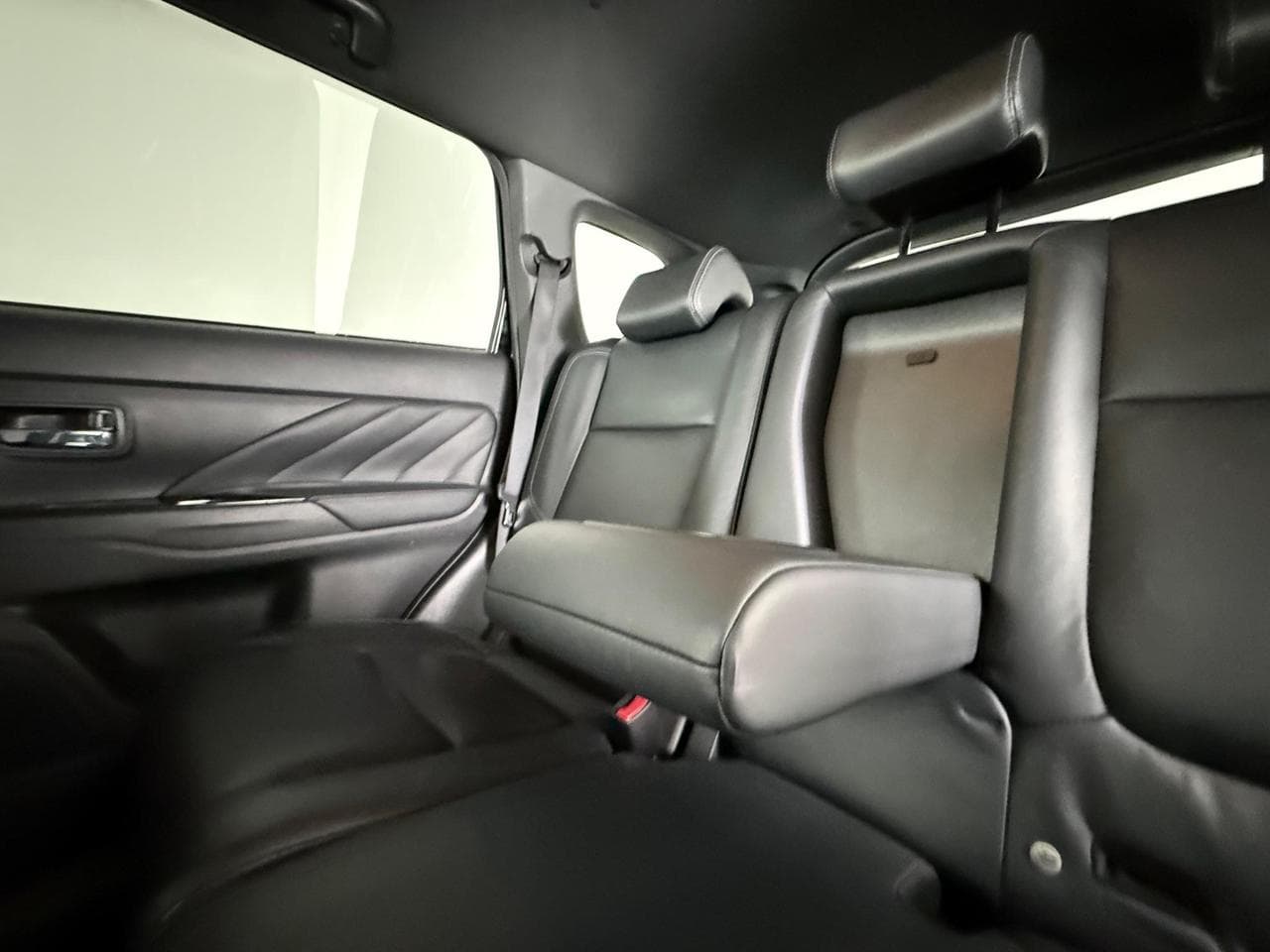 MITSUBISHI OUTLANDER thumbnail Seats Rear