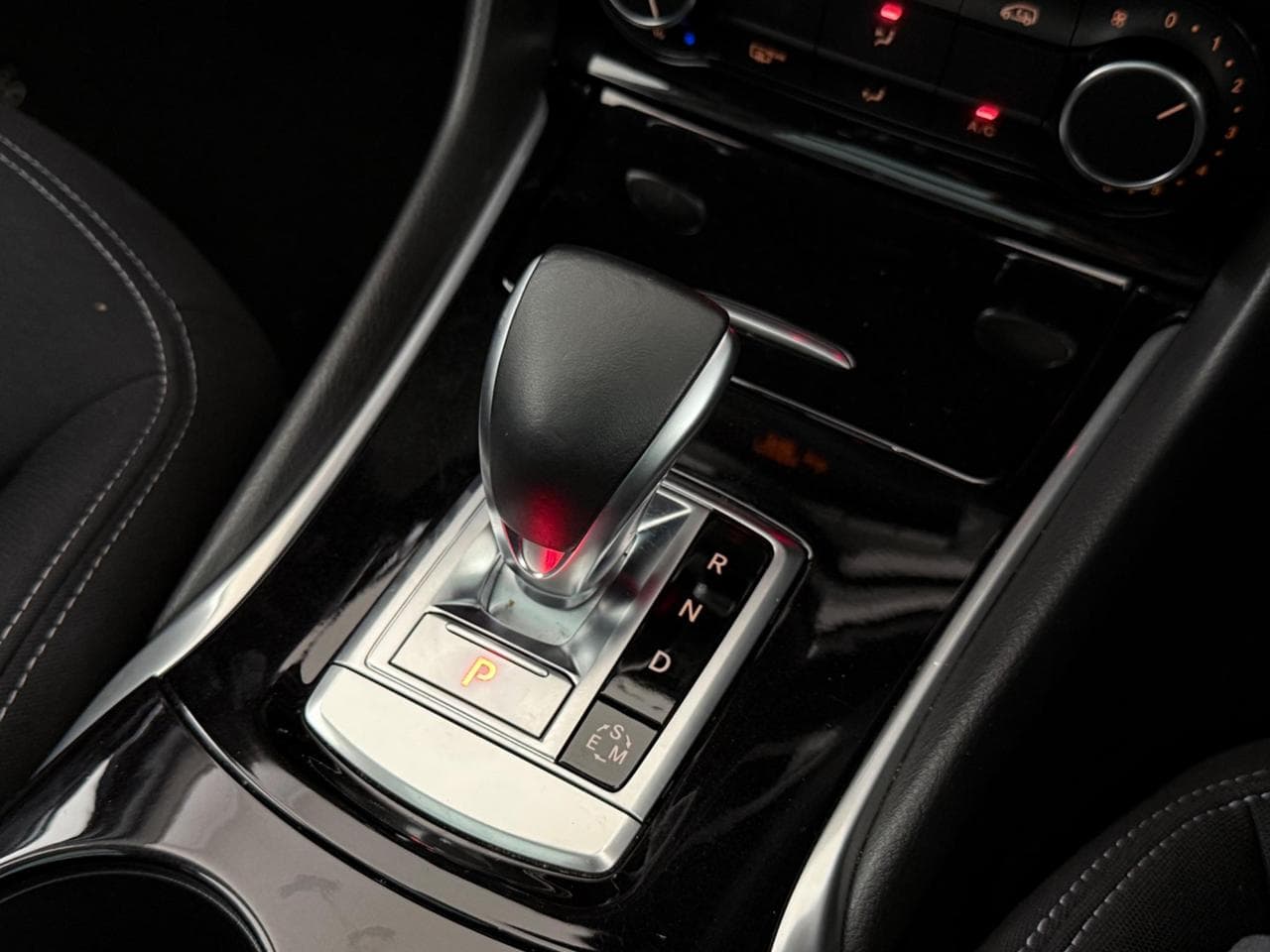 INFINITI Q30 thumbnail Interior Front