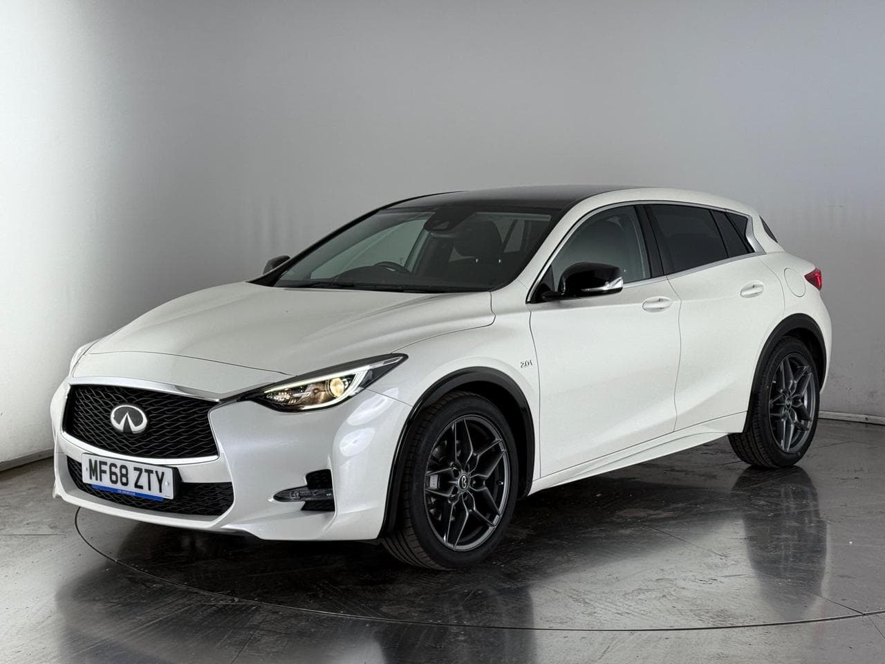 INFINITI Q30 thumbnail Front Left