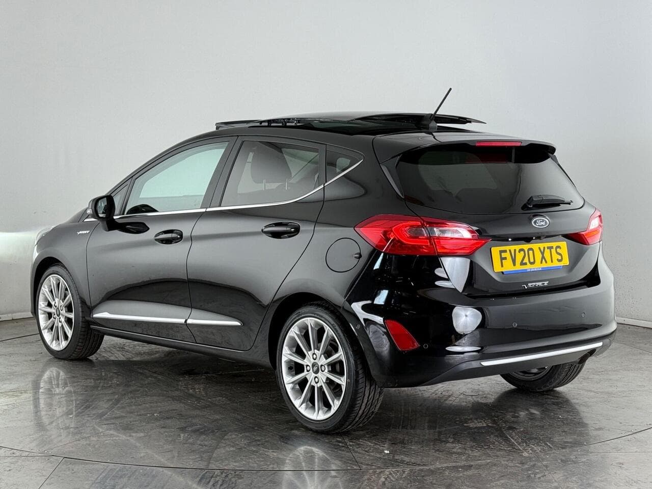 FORD Fiesta thumbnail Rear Left