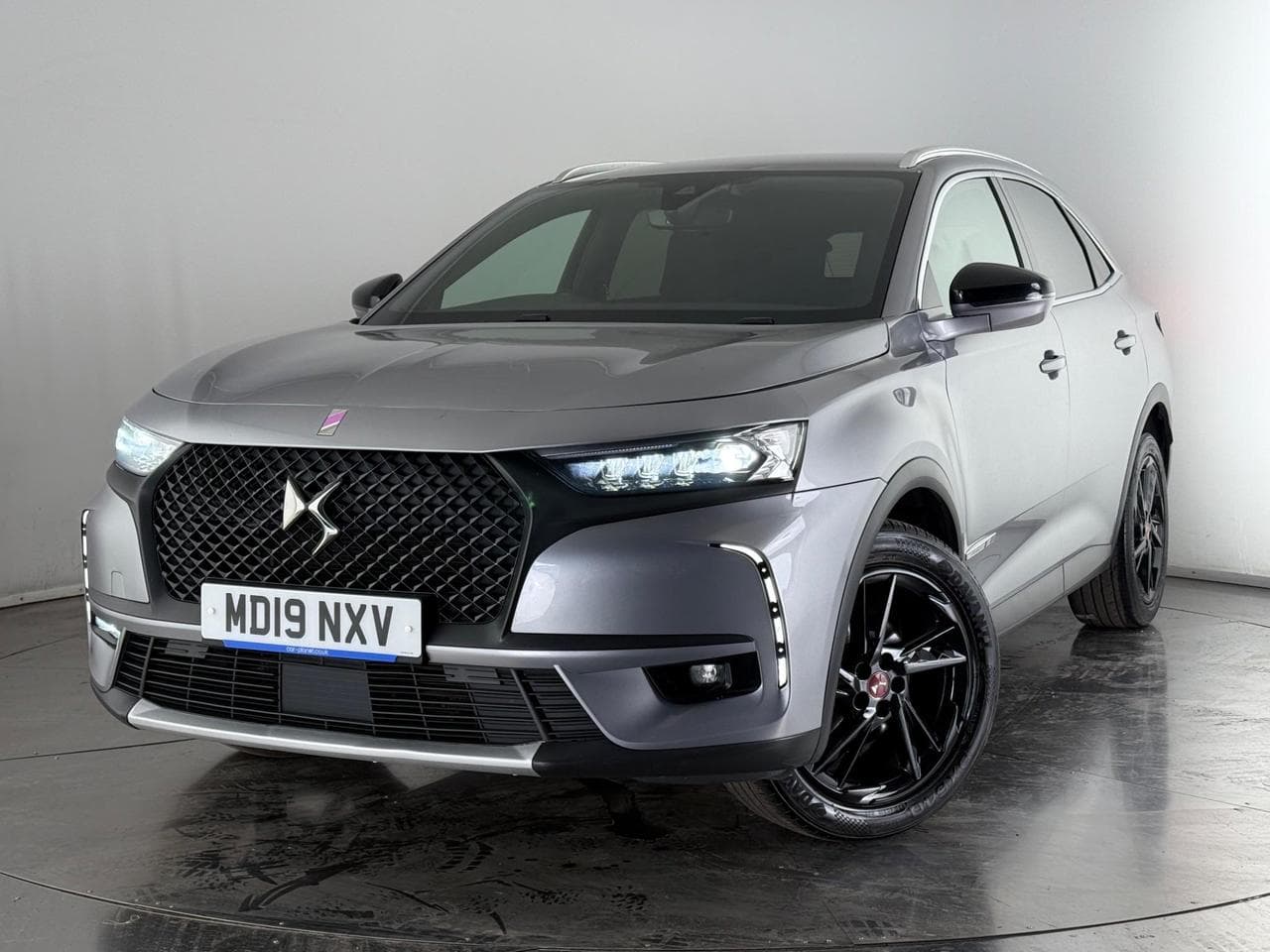 DS 7 Crossback thumbnail Front Left