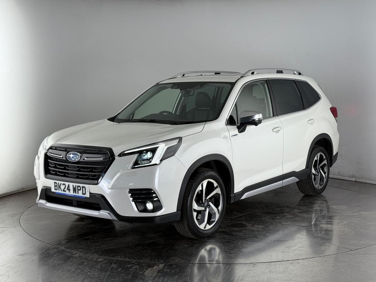 SUBARU Forester thumbnail Front Left