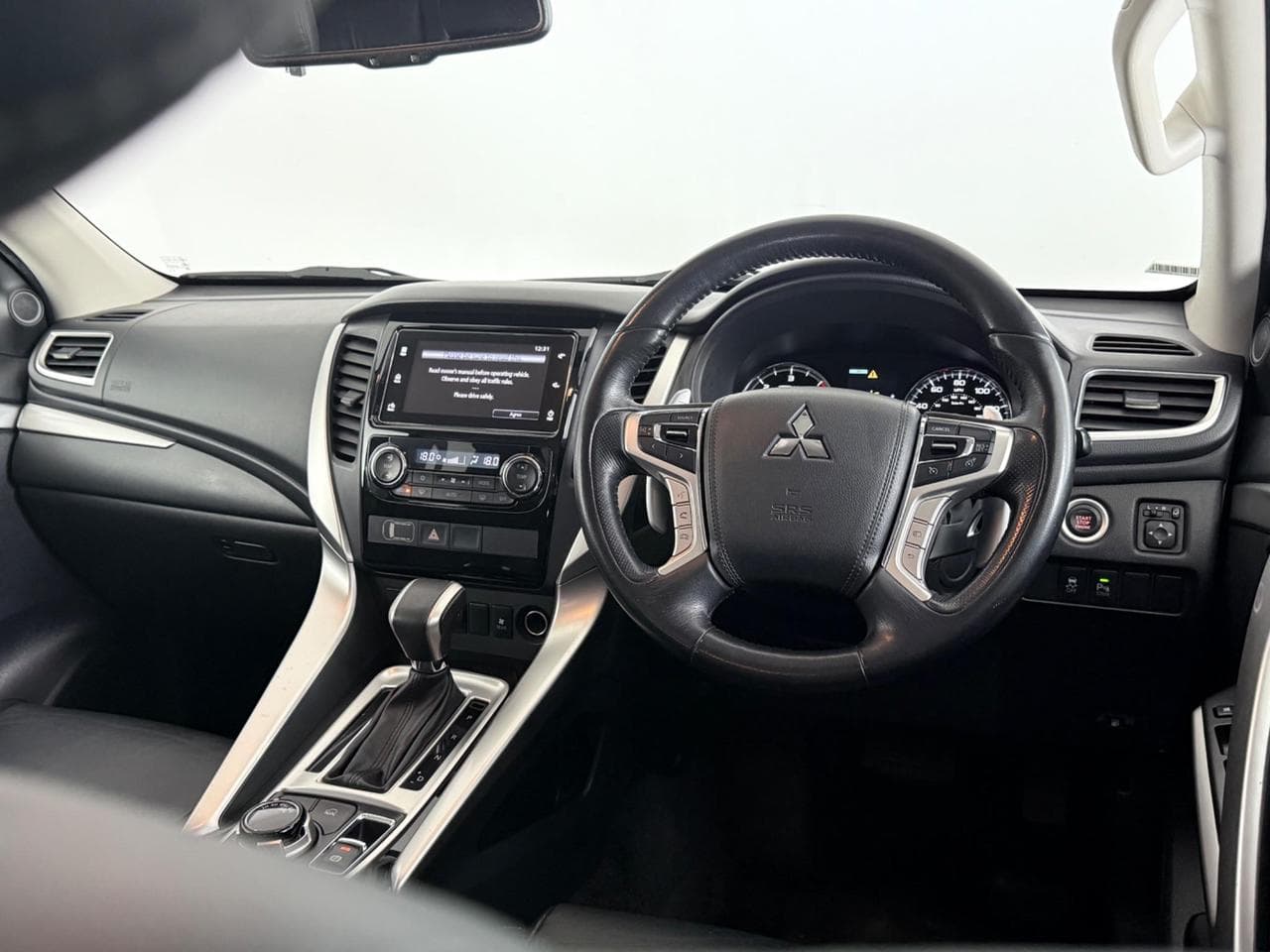 MITSUBISHI Shogun Sport thumbnail Interior Front