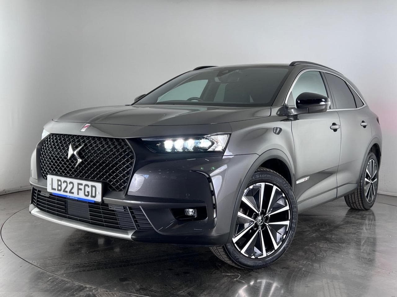 DS 7 Crossback thumbnail Front Left