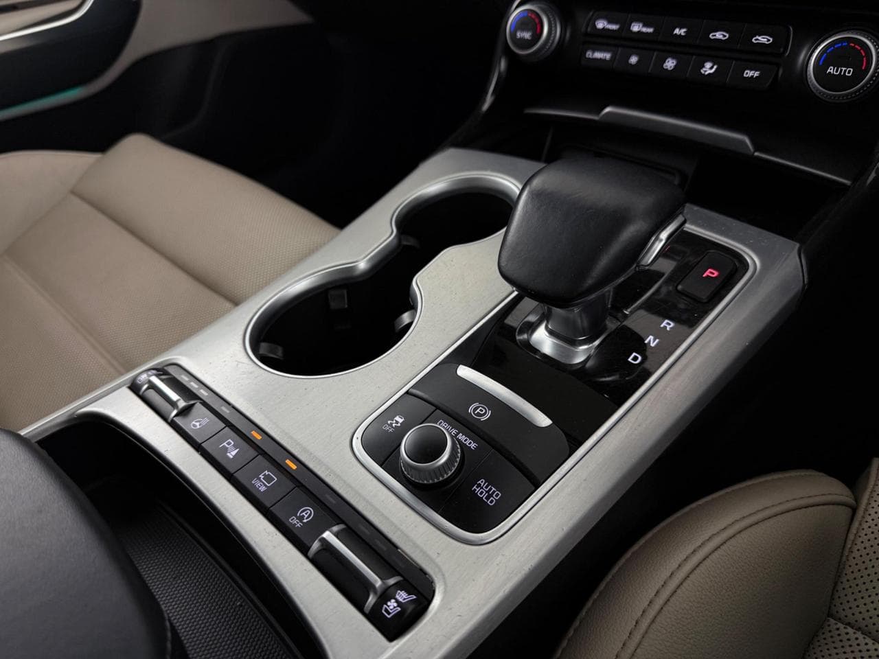 Kia Stinger thumbnail Interior Front